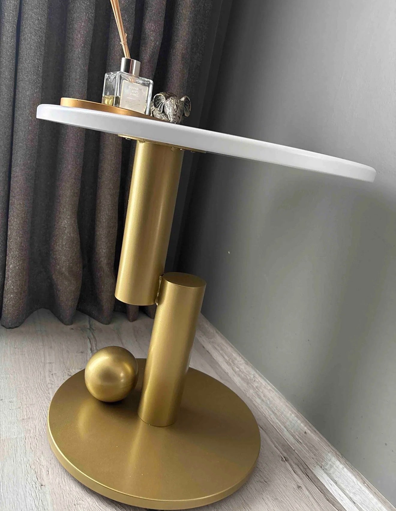 Zy Metal-Elegant og dekorativt sidebord hvit