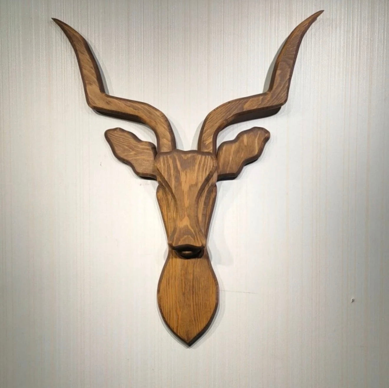 Kütük Shop 16-Dekorativ Antilopehode i Tre – Valnøttfarget Veggdekor (50x80 cm)