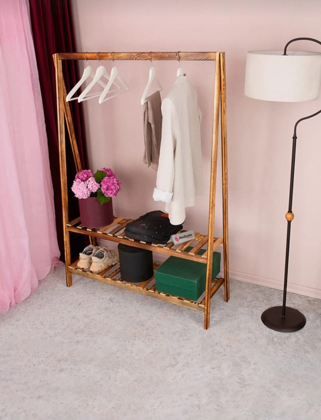 "To-etasjes trekonfeksjonsstativ med kleshengere - 148x106 cm"