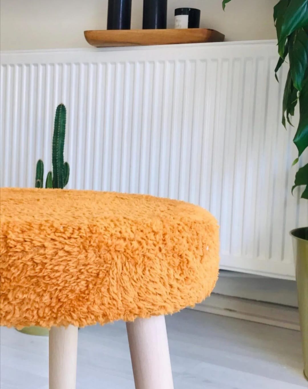 WEBPANYA Retro Gürgenbenk – Håndlaget Oransje Pels Puf og Stol