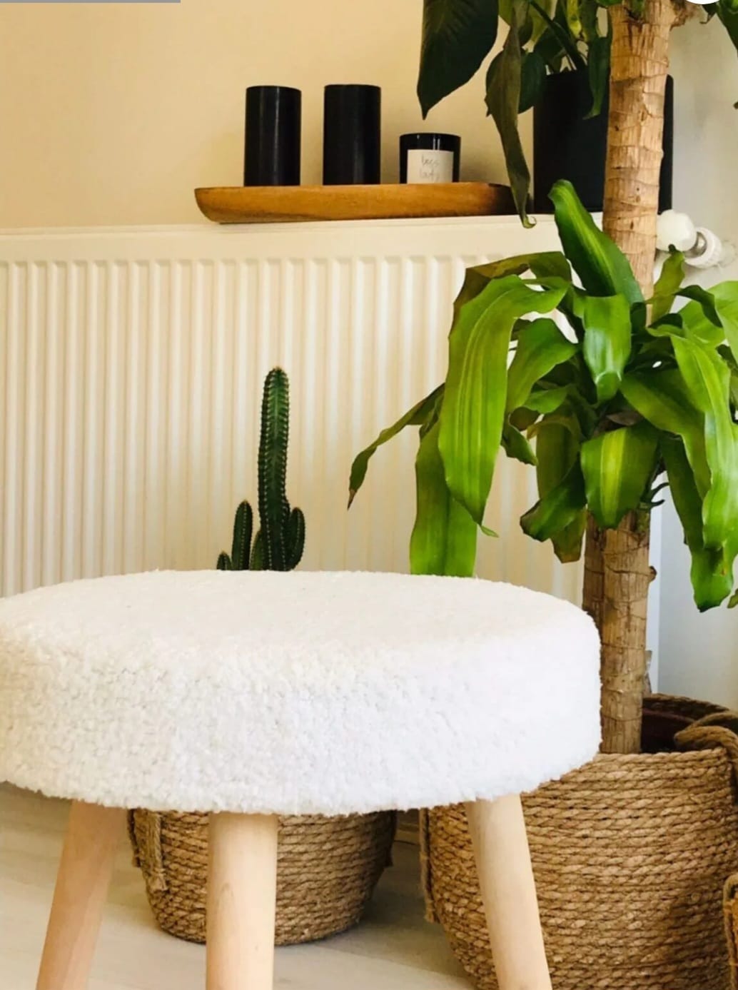 WEBPANYA Retro Pels Puf – Gürgenbenk i Kremhvit med Dekorative Bøkben