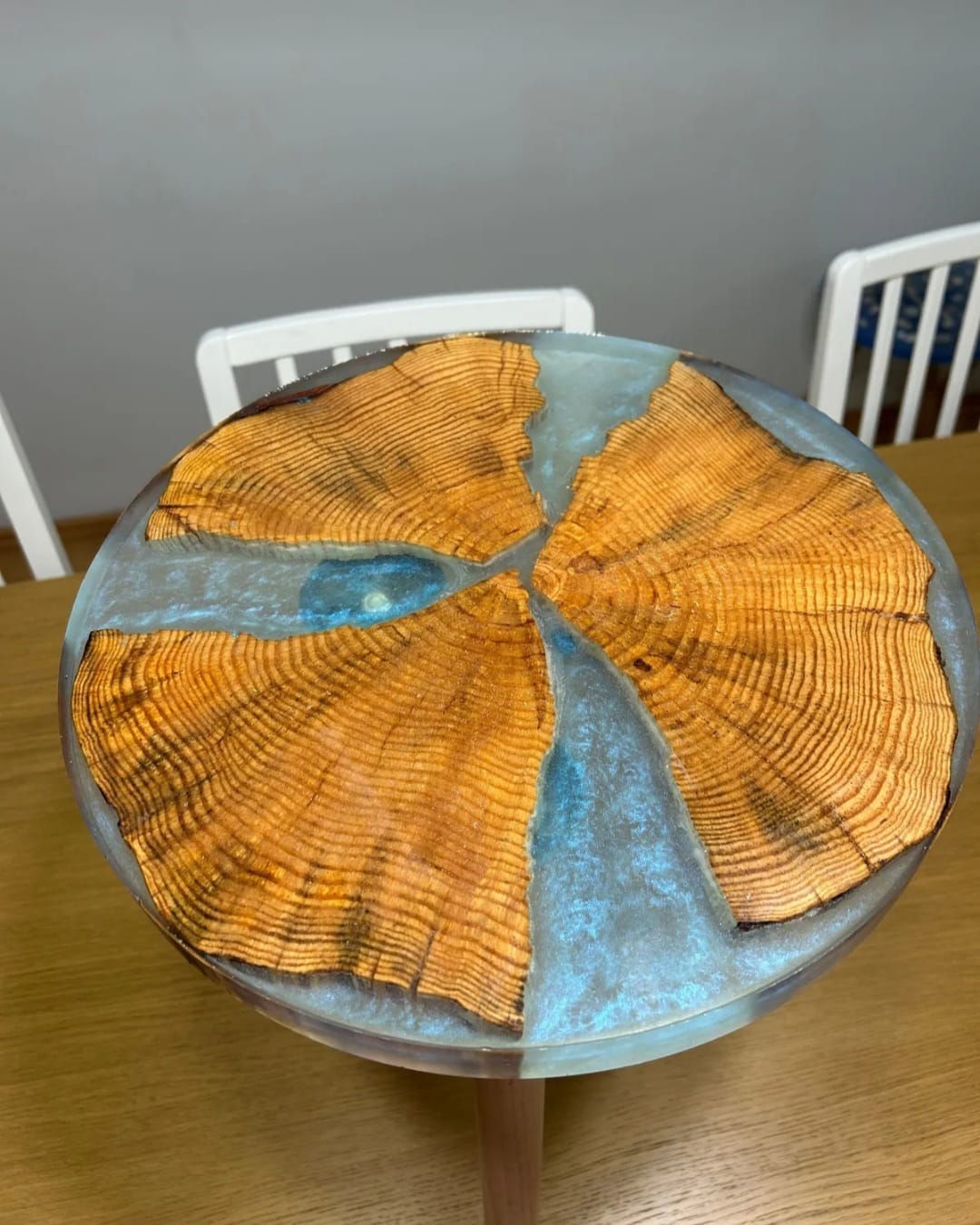 Epoksy Sidebord med Varmebehandlet Furutre | Håndlaget Design – Ø35 cm