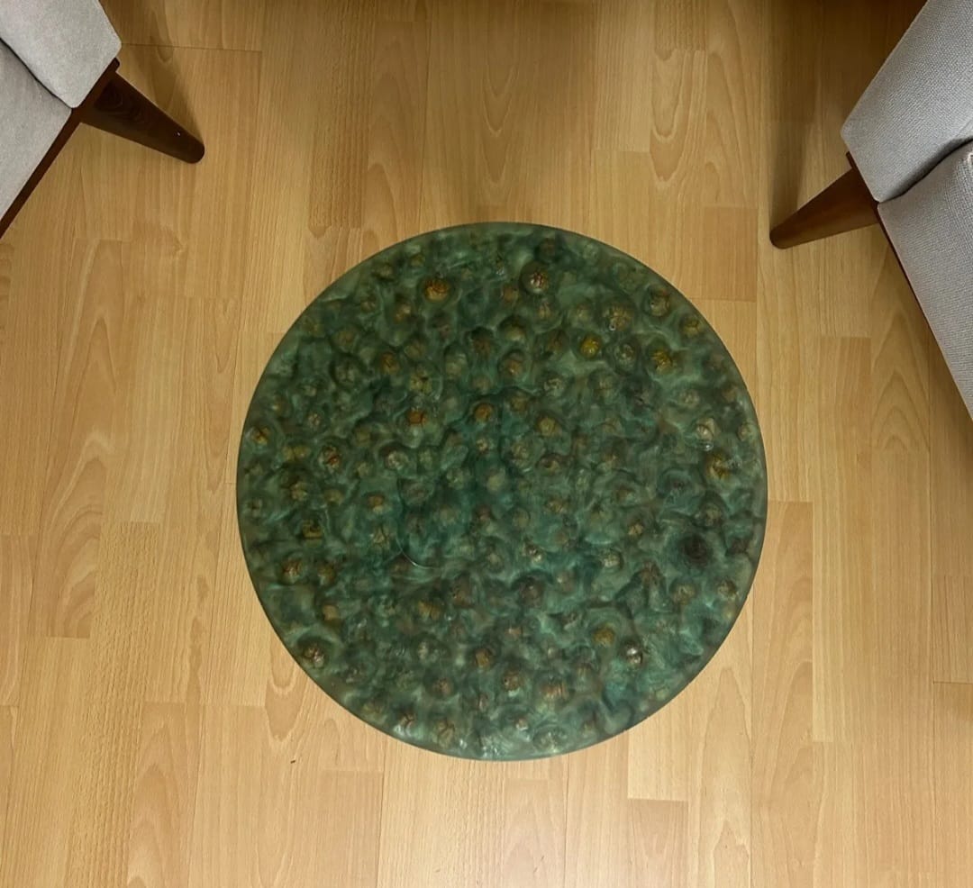 Håndlaget Epoksy Sidebord med Treben | LED-lys & Naturlig Design | Ø35 cm