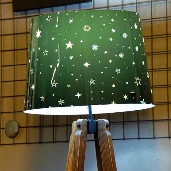 Gulvstående gulvlampe med hylle