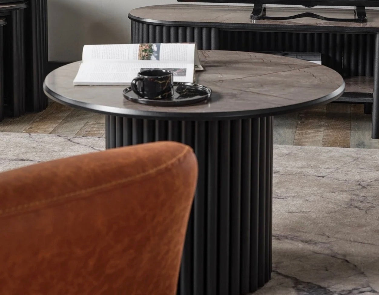 Kagu Boston Sofabord – Stilrent Rundt Design i Grått og Svart Metall