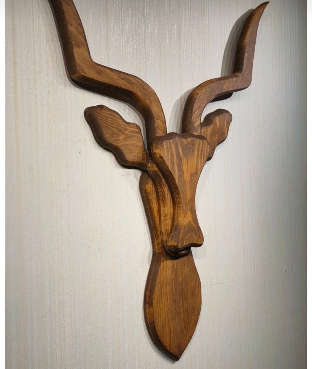 Kütük Shop 16-Dekorativ Antilopehode i Tre – Valnøttfarget Veggdekor (50x80 cm)