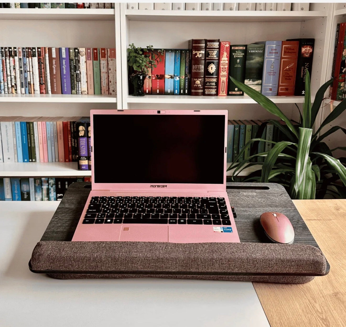 Wigo Wood-Bærbart laptopbord med pute – komfortabelt og praktisk