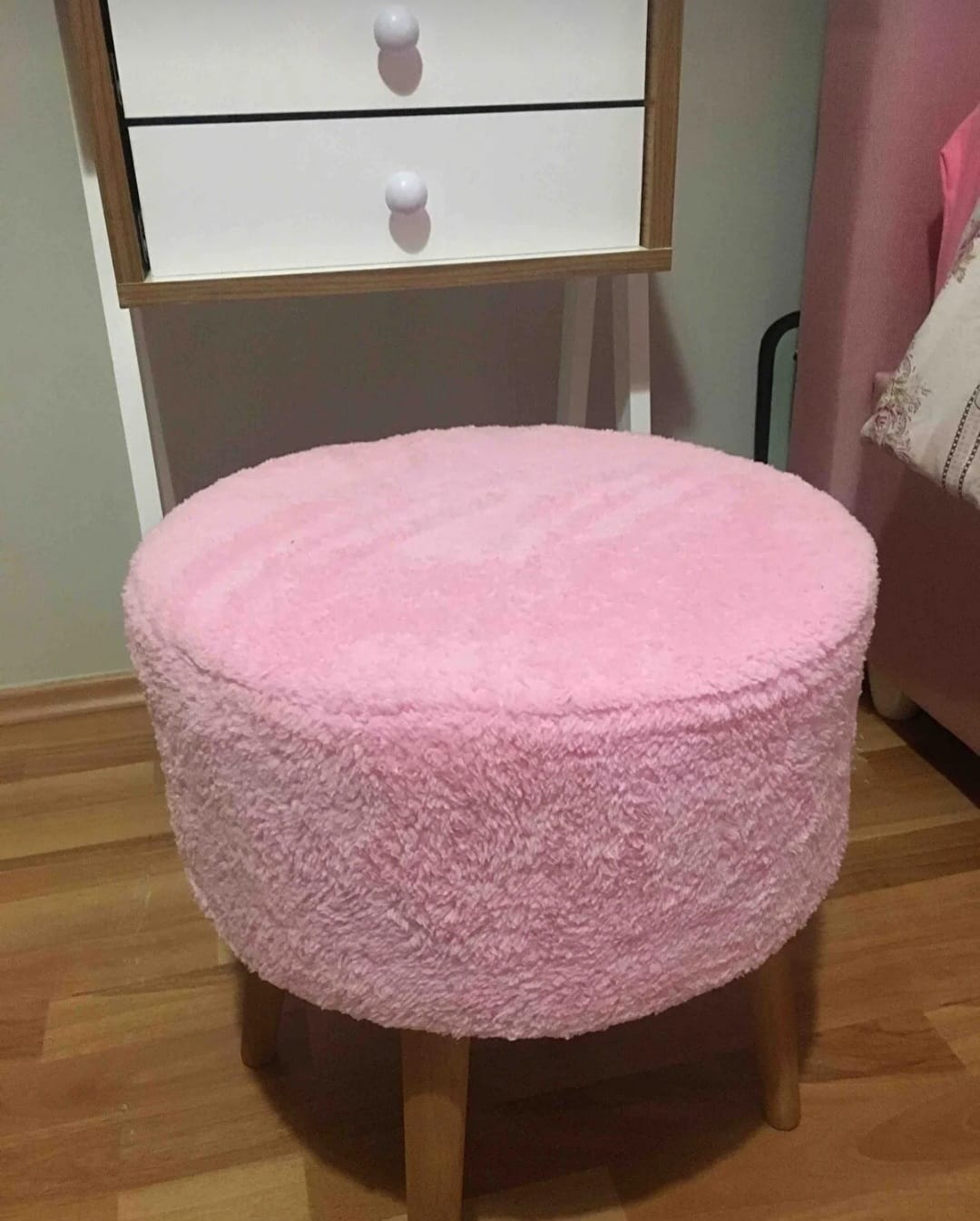 Movia Home Rund Rosa Pels Puf | Elegant og Komfortabel Puf med Gjerdeben