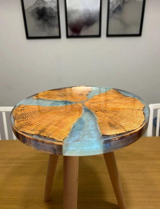 Epoksy Sidebord med Varmebehandlet Furutre | Håndlaget Design – Ø35 cm